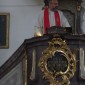 Diakon Reinhold Netz predigt von der Kanzel beim Einführungsgottesdienst