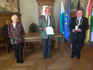 Wiltrud Fleischmann, Ordensträger Günter Kamleiter und OB Stefan Bosse